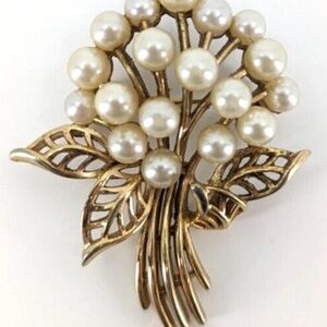 Trifari Gold tone Faux pearl Flower Bouquet/leaf brooch pin Vintage